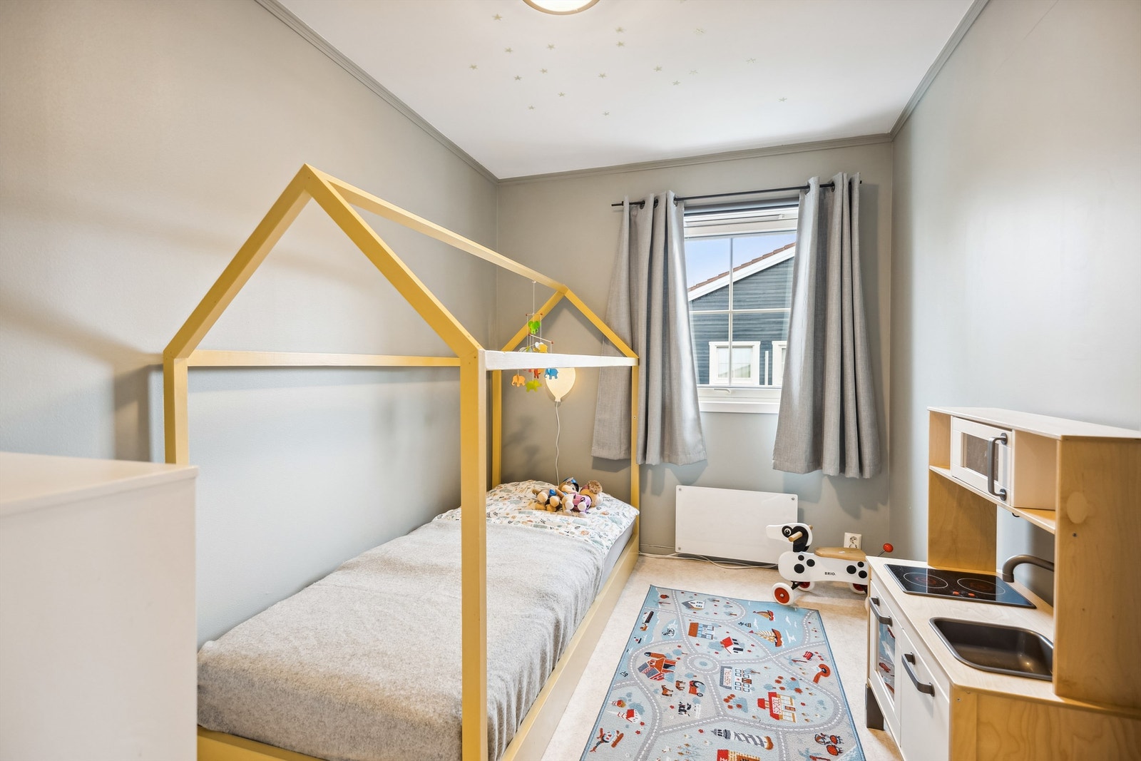 Soverom nr. 3 er et koselig barnerom med plass til seng og øvrig møblement (hus-seng kan medfølge Galleribilde