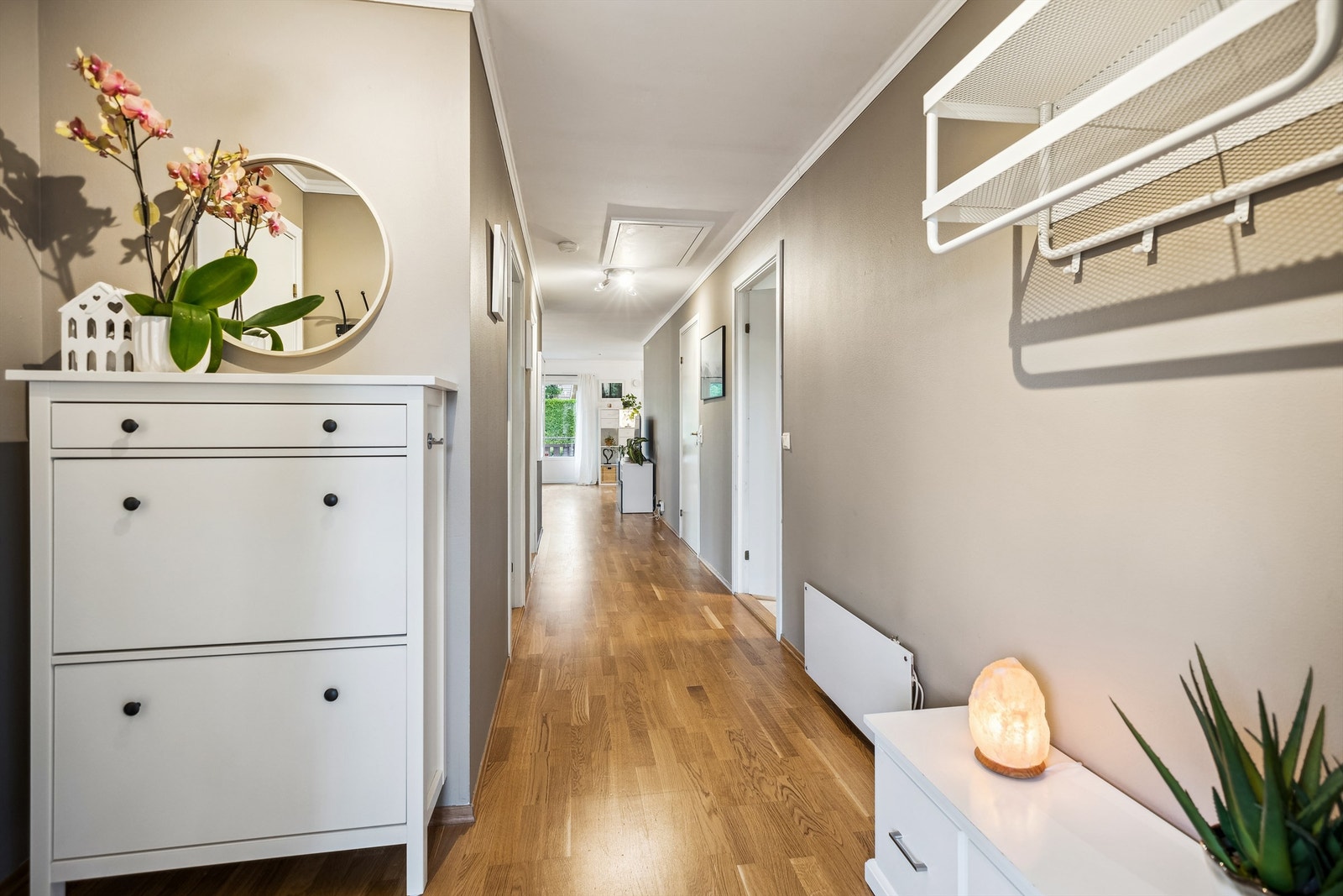 Romslig gang mellom leilighetens øvrige rom Galleribilde