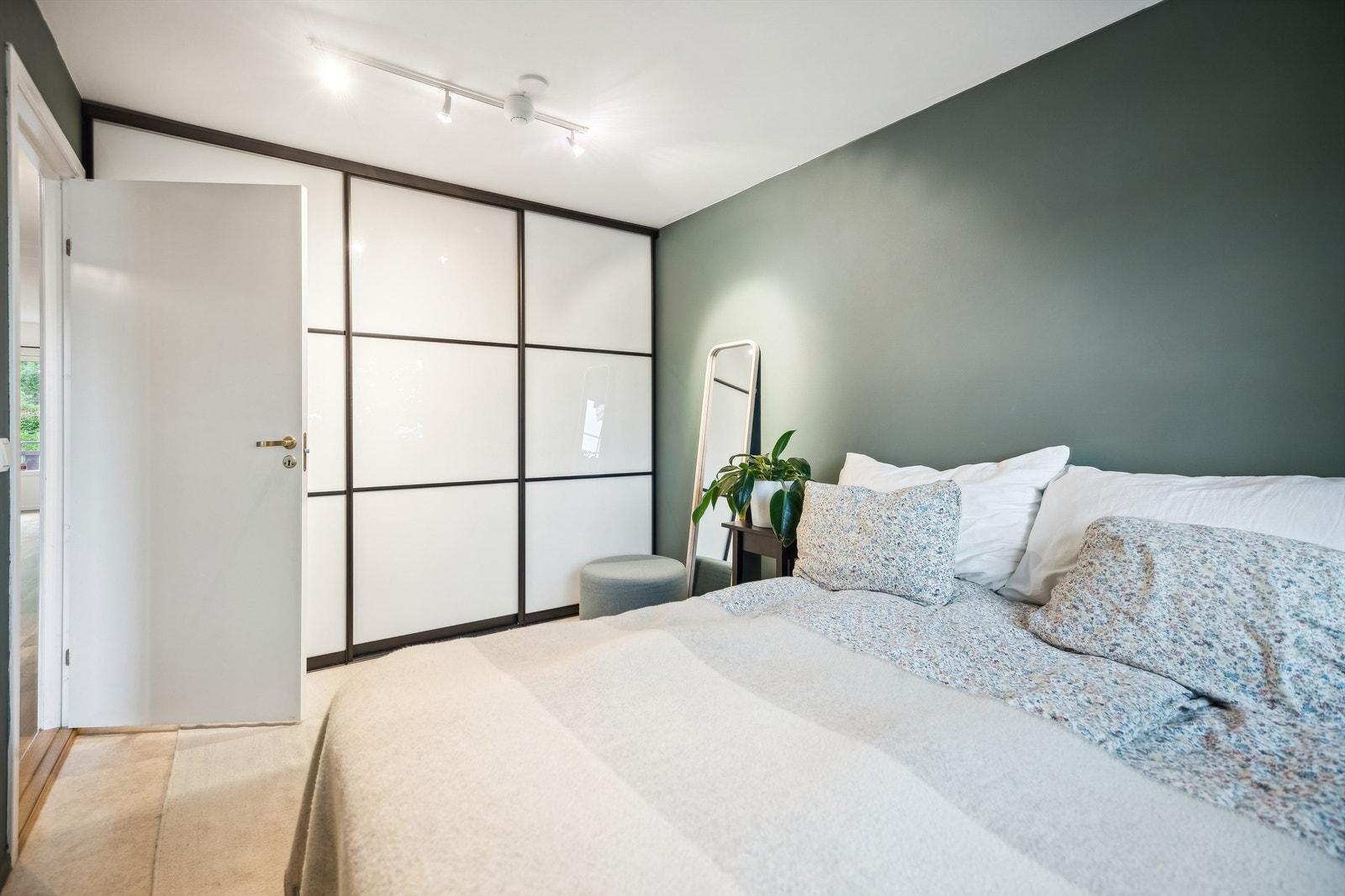 Det er et praktisk og romslig garderobeskap med skyvedører Galleribilde