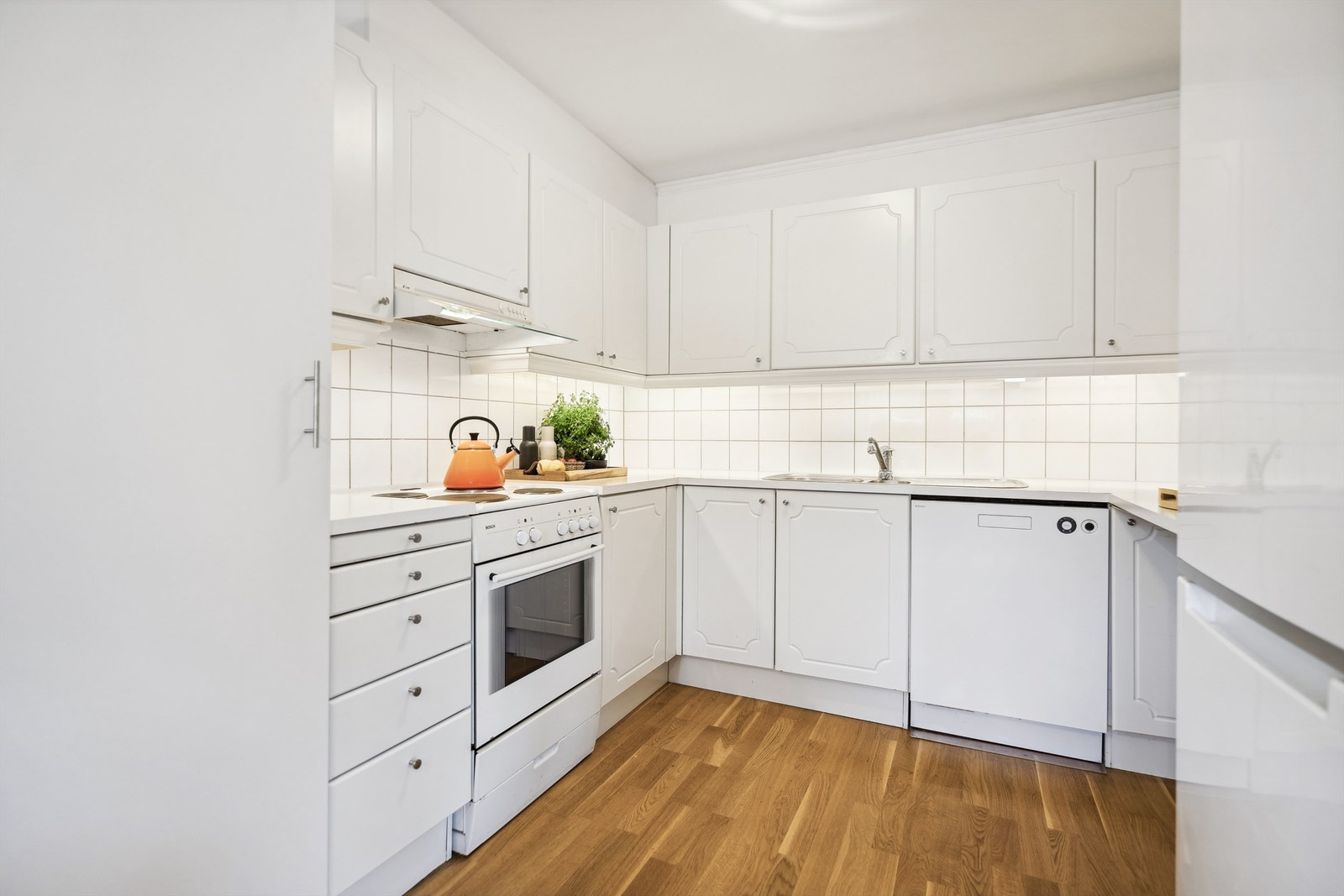 Kjøkkenet er lyst og luftig med en praktisk innredning som gir godt med skap- og benkplass Galleribilde