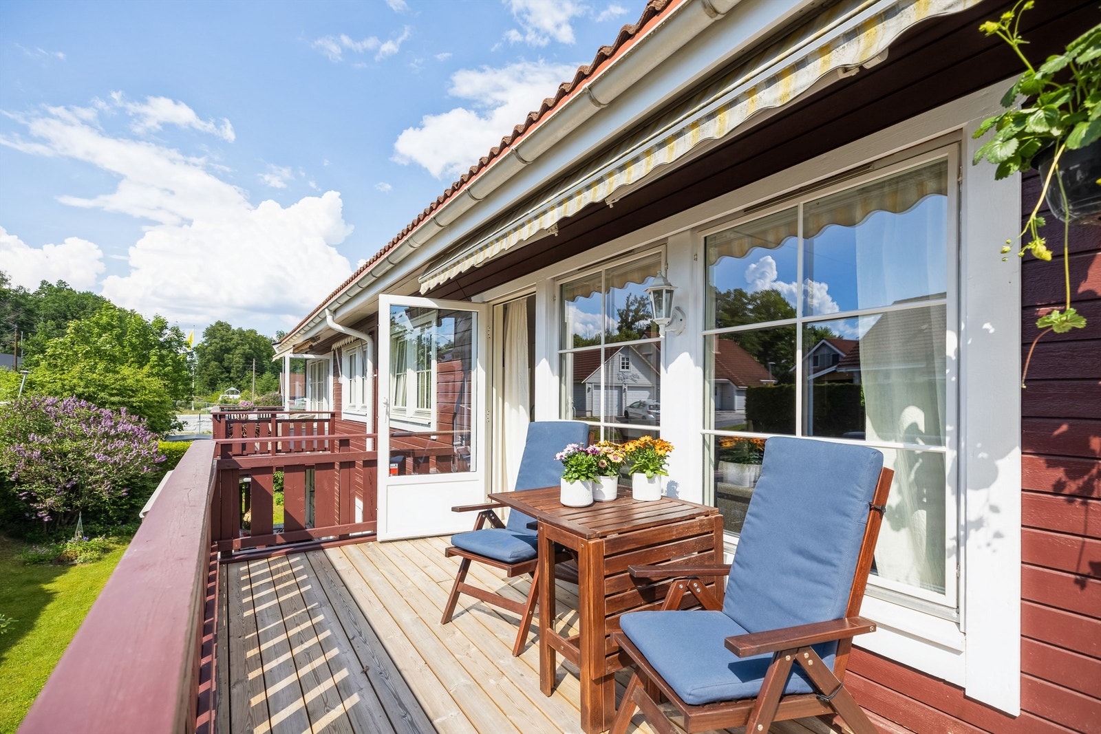 Utgang fra stuen til solrik balkong på 13kvm hvor man kan nyte lange sommerdager Galleribilde