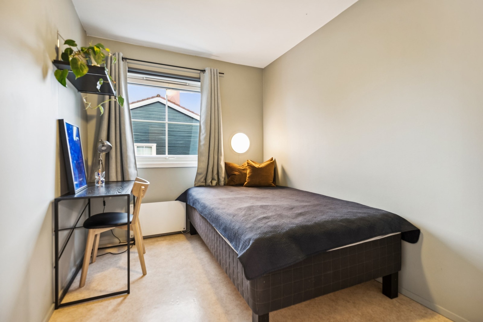 Soverom nr.2 er et fint rom med seng og øvrig møblement Galleribilde