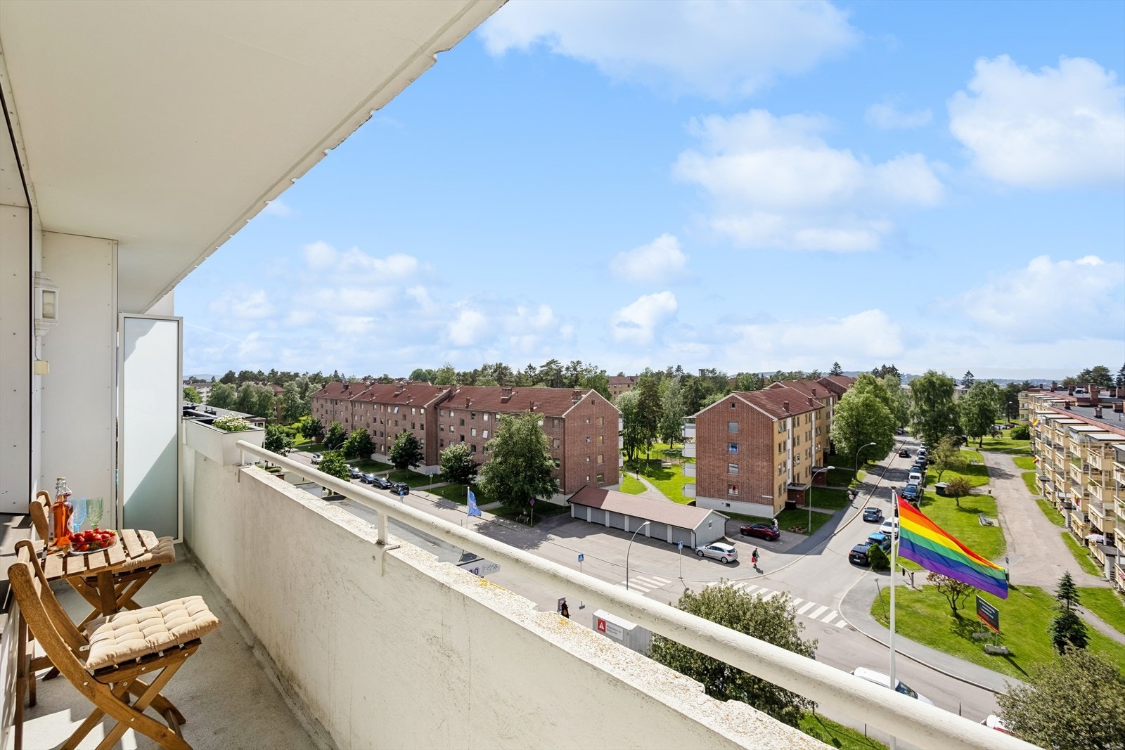 Fra stuen har du adgang til en herlig vest-vendt balkong på 5 kvm, med flott utsikt og gode solforhold. Galleribilde