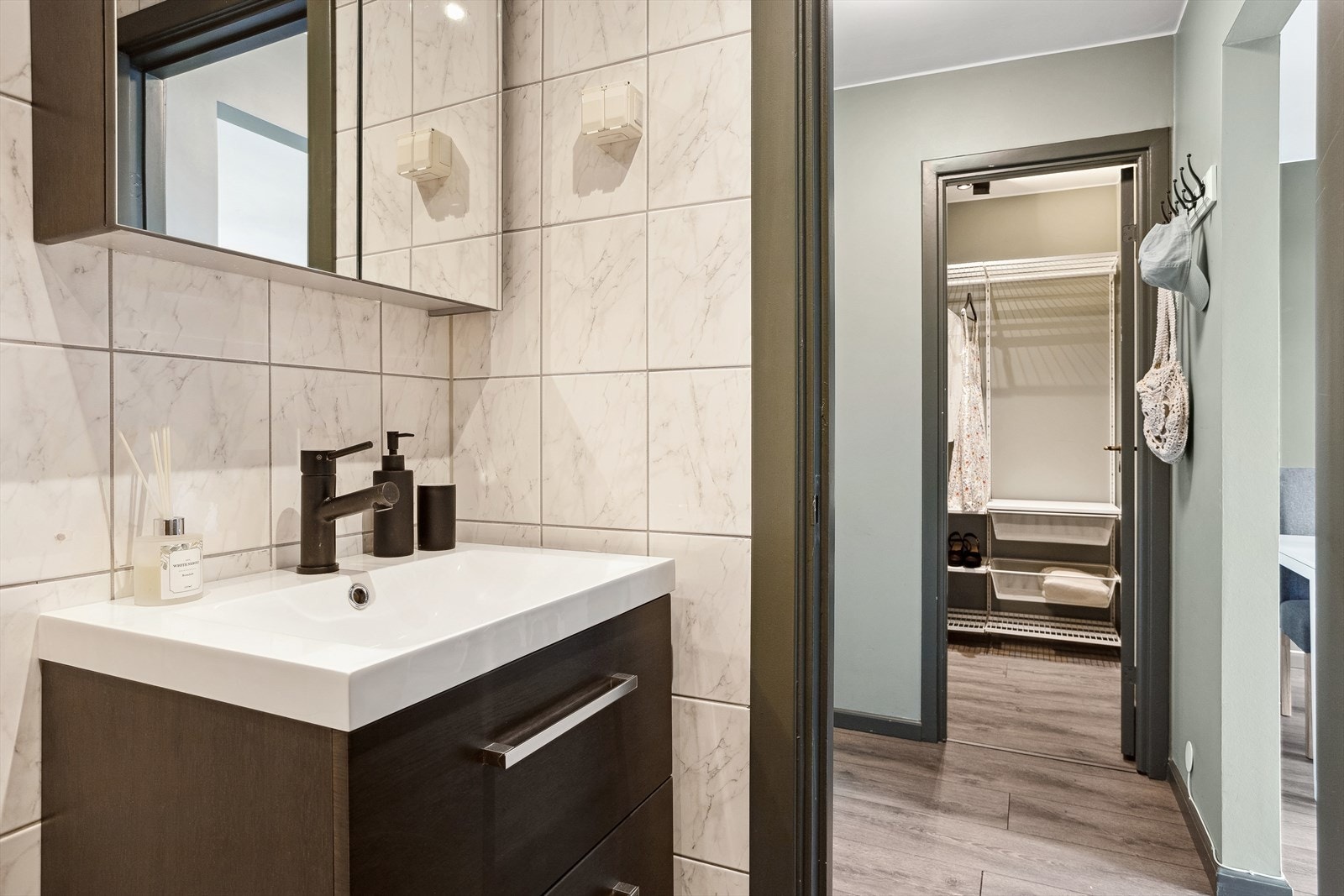 Baderom er innredet med dusjhjørne med svingbare skjermvegger, klosett, hel nedfelt servant, servantskap og speilskap. Galleribilde