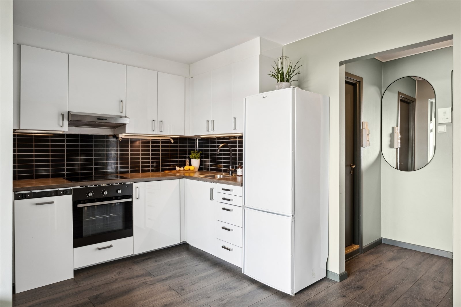 Kjøkkenet er funksjonelt utformet med skap- og benkeplass. Galleribilde