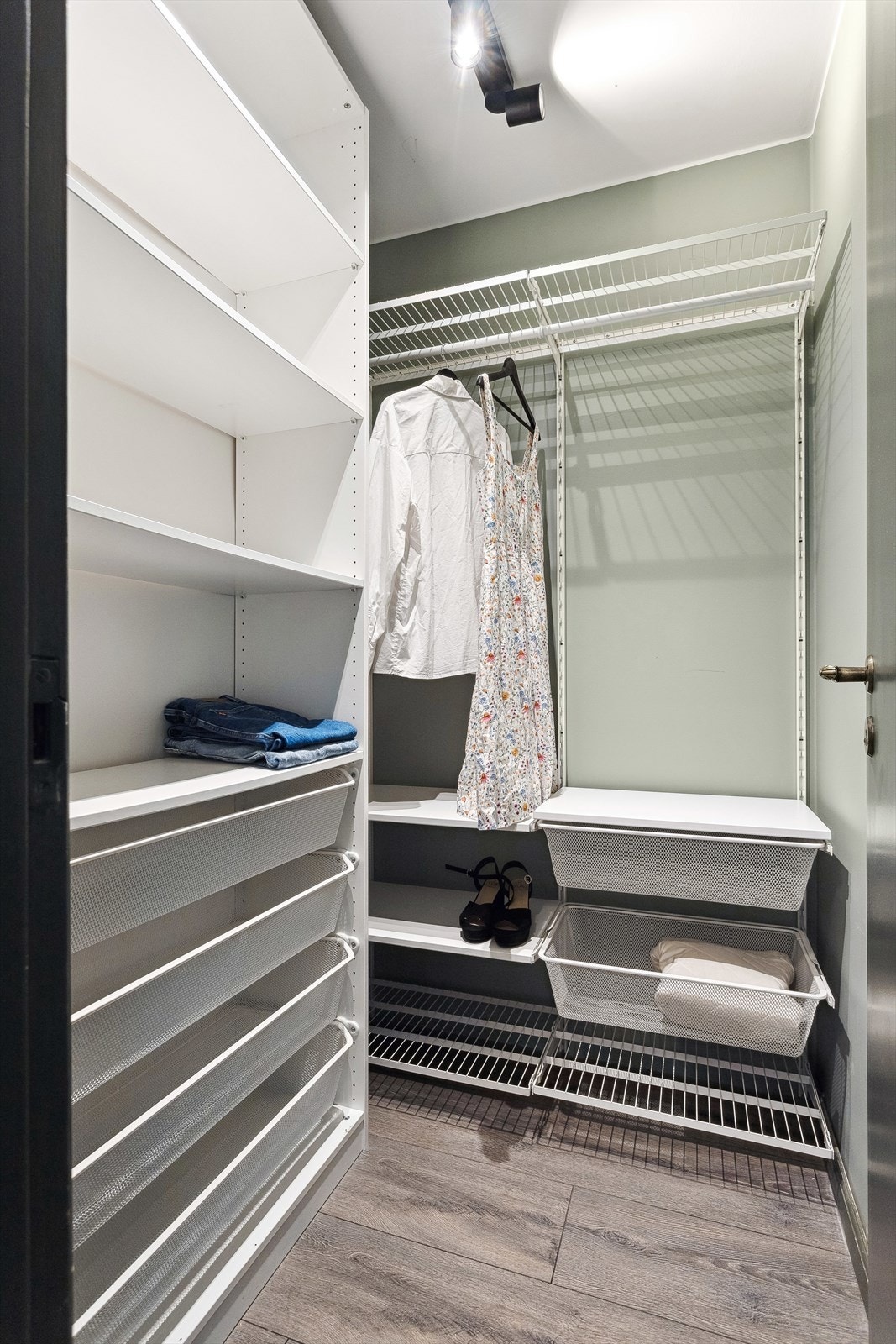 I tilknytning til entreen er det en tilhørende bod som optimaliserer lagringsplassen. Galleribilde