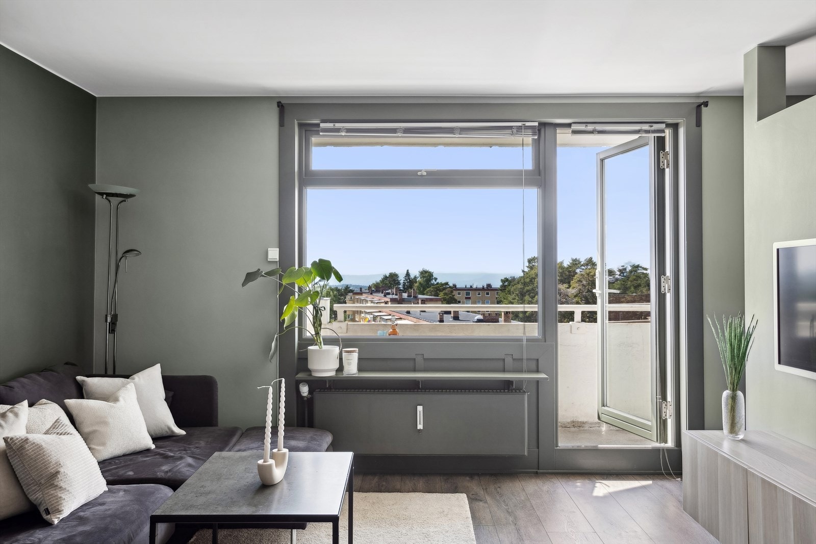 De store vindusflatene slipper inn rikelig med naturlig lys, som skaper en god atmosfære i leiligheten. Galleribilde