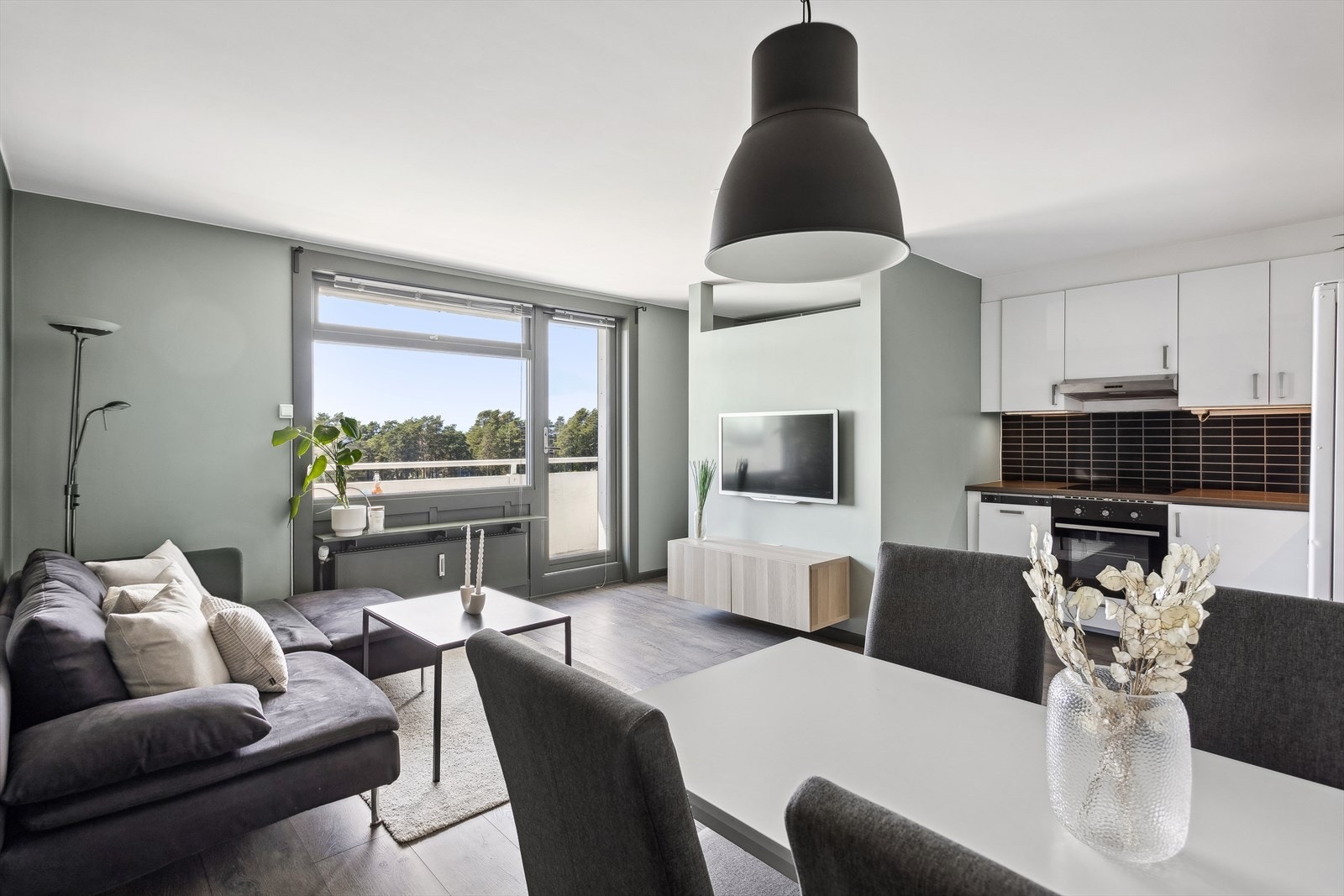 Stuen er et sosialt samlingspunkt for familie og venner, og passer ypperlig for sammenkomster således som for avslapping. Galleribilde