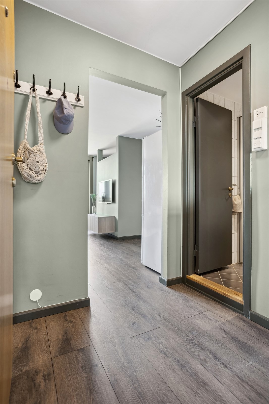 Inngangspartiet er lyst og gir ett hyggelig førsteinntrykk når du kommer inn i leiligheten. Galleribilde