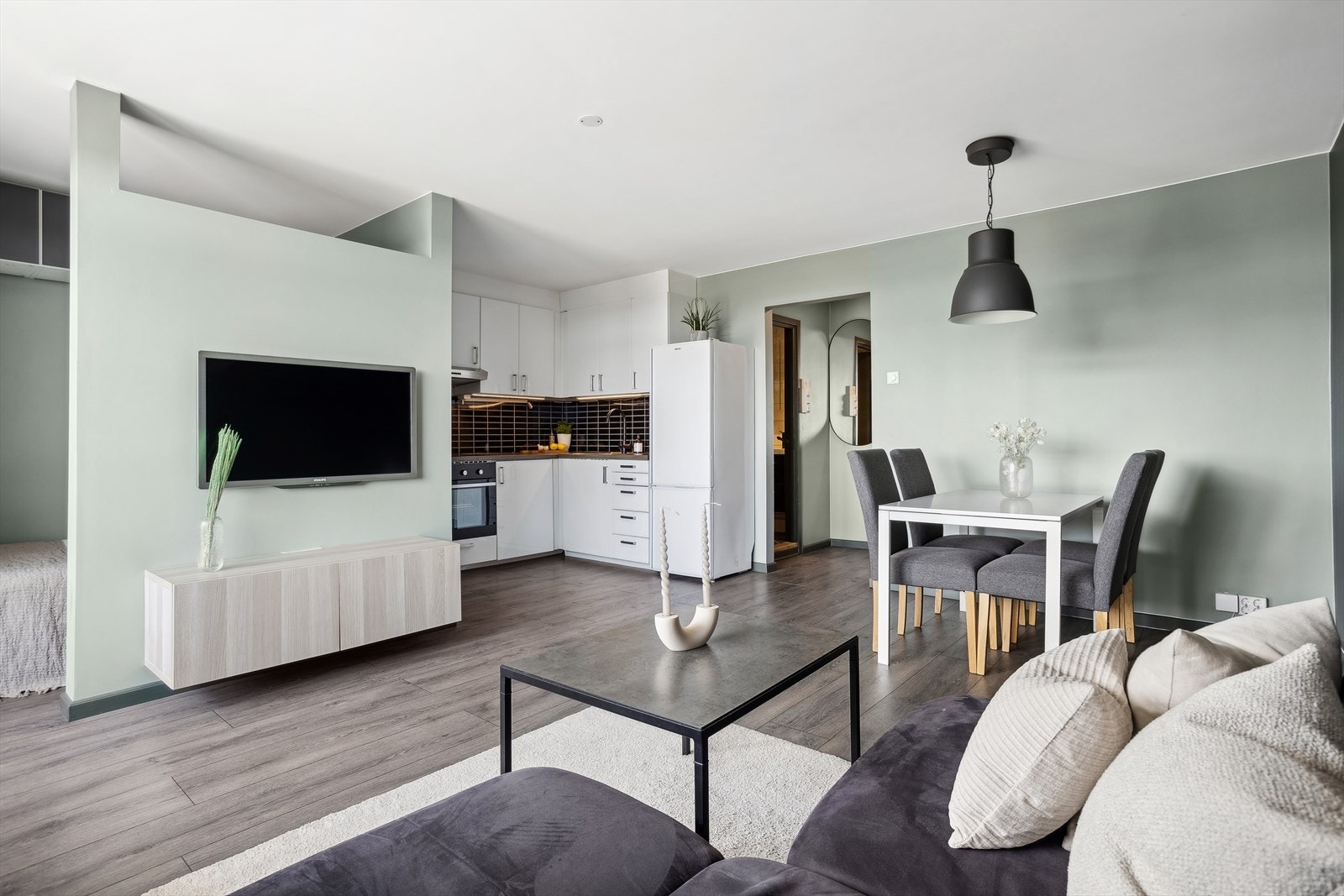 De lyse fargetonene i stuen gjør det enkelt å innrede etter eget ønske, med muligheter for mediebenk, sofagruppe og spisebord. Galleribilde