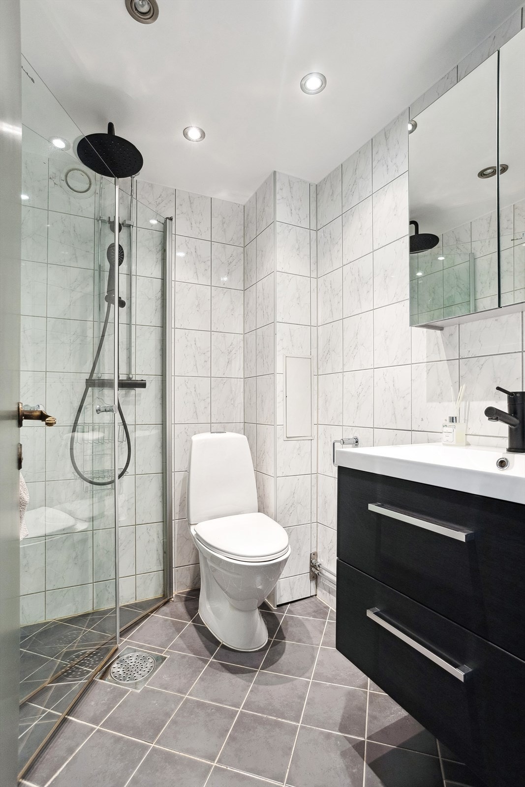 Pent flislagt baderom med varmekabler i gulv. Galleribilde