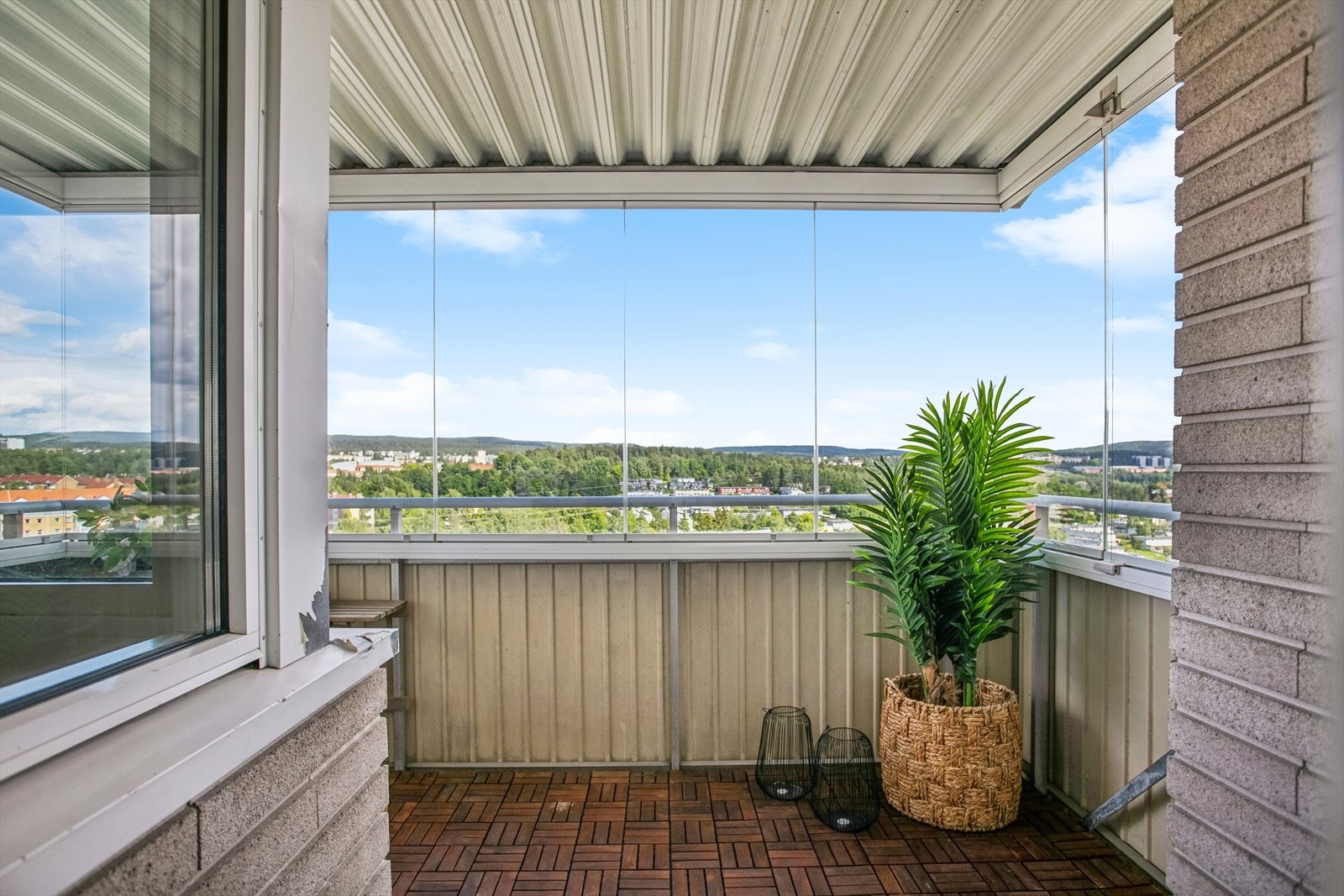 Den innglassede balkongen er på 8-9 m² og vender mot øst (morgensol) Galleribilde