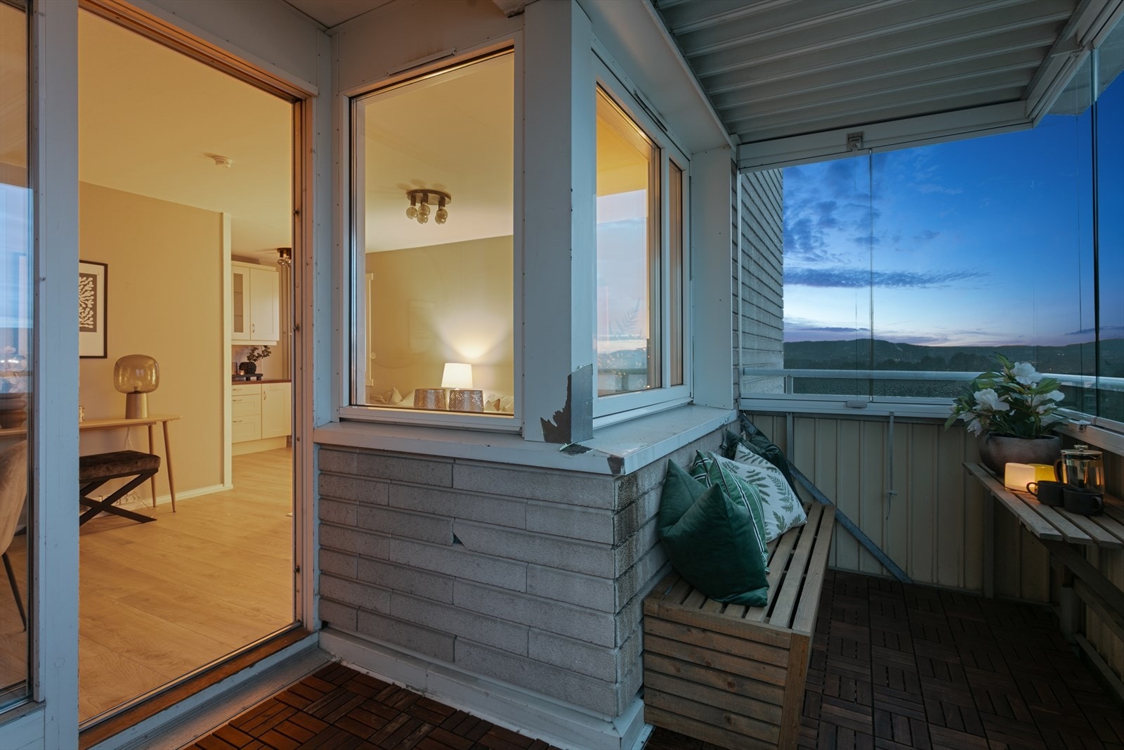 Det er etablert skyvedør i stuen som leder ut til balkongen Galleribilde