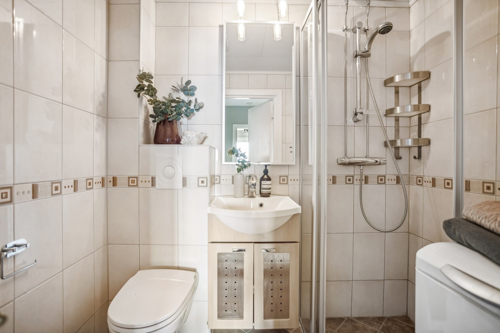 Badet ble oppgradert i regi av borettslaget i 2007 og er utført med flislagte overflater Galleribilde