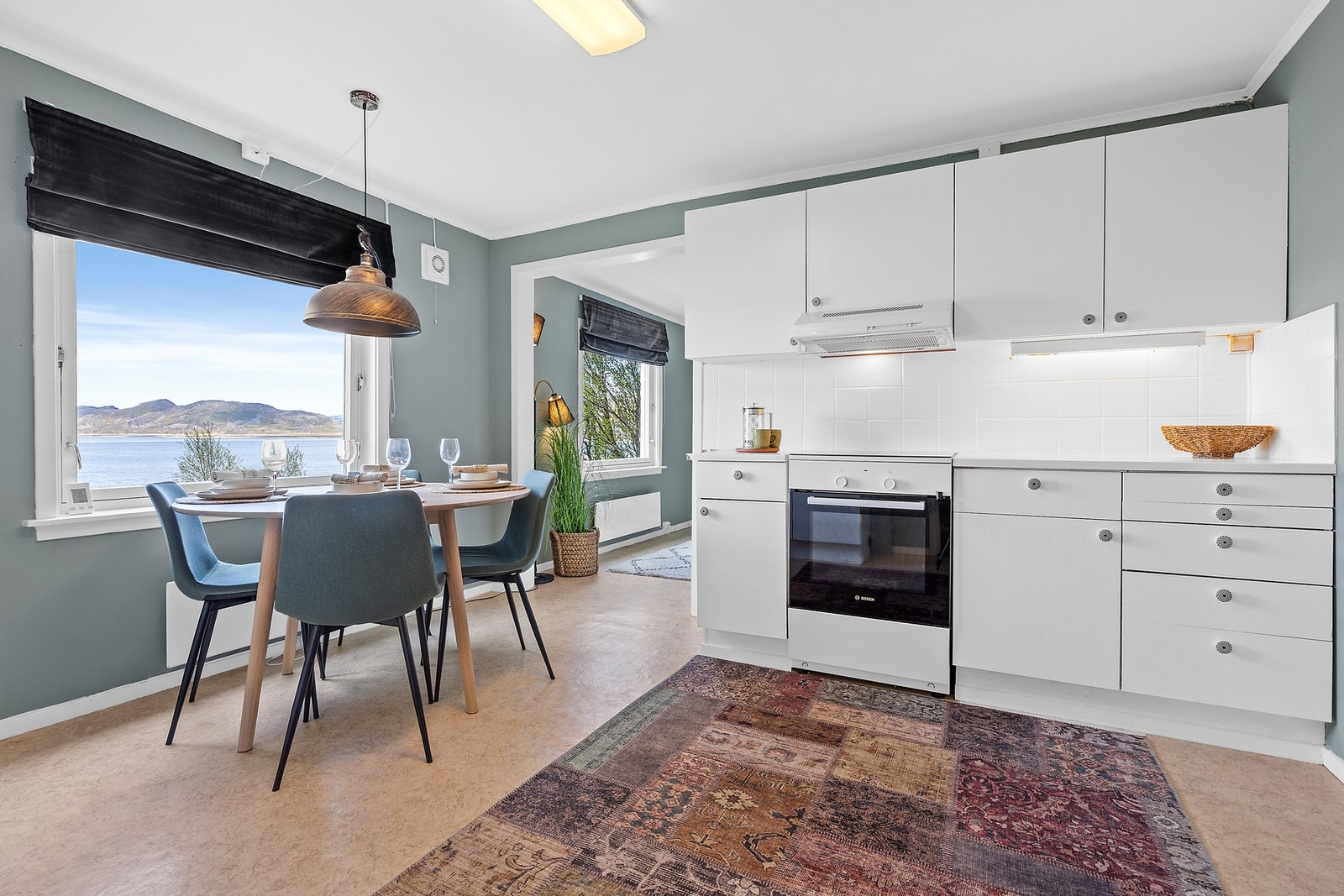 Kjøkken med spisebord Galleribilde