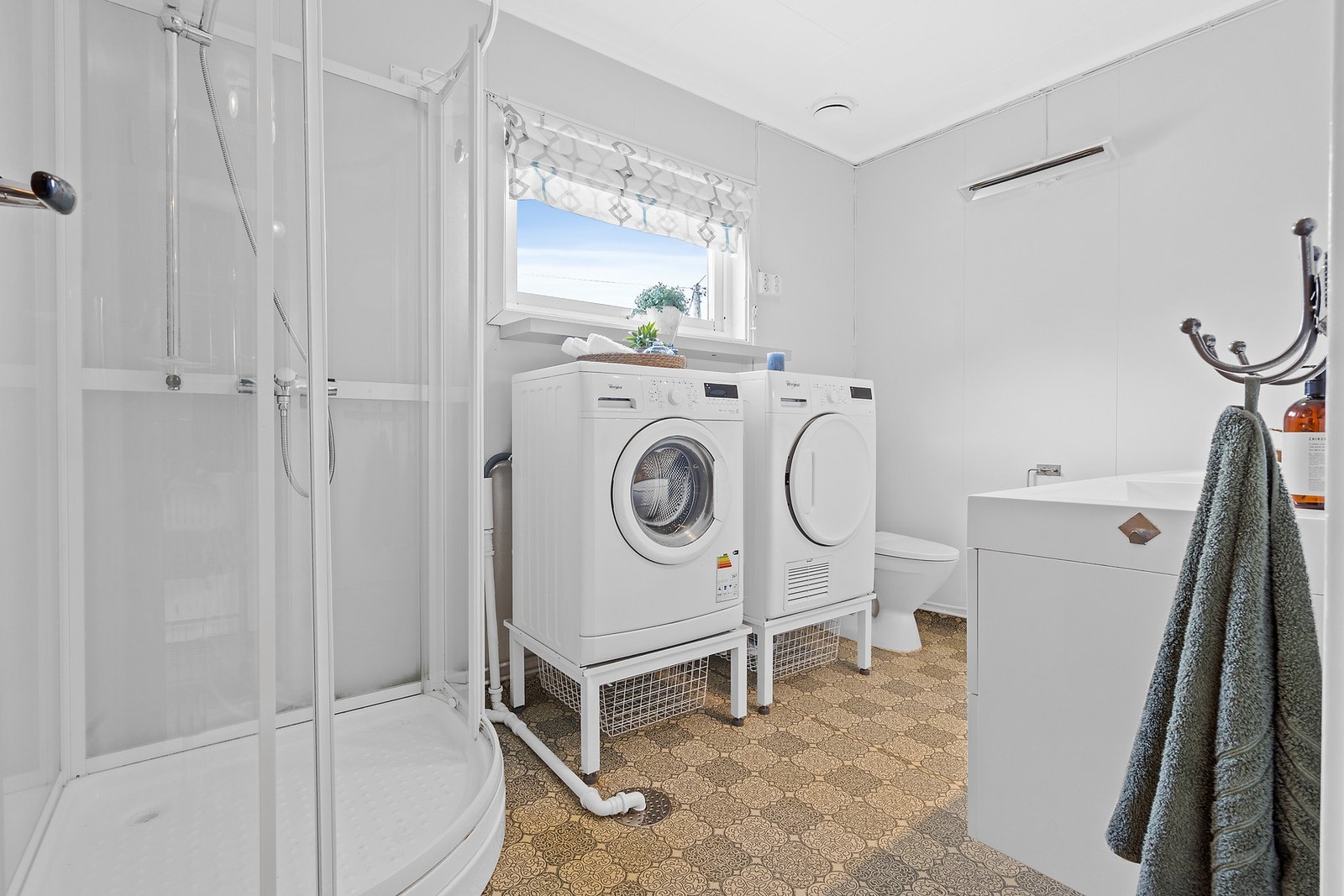 Baderom med opplegg for vaskemaskin Galleribilde