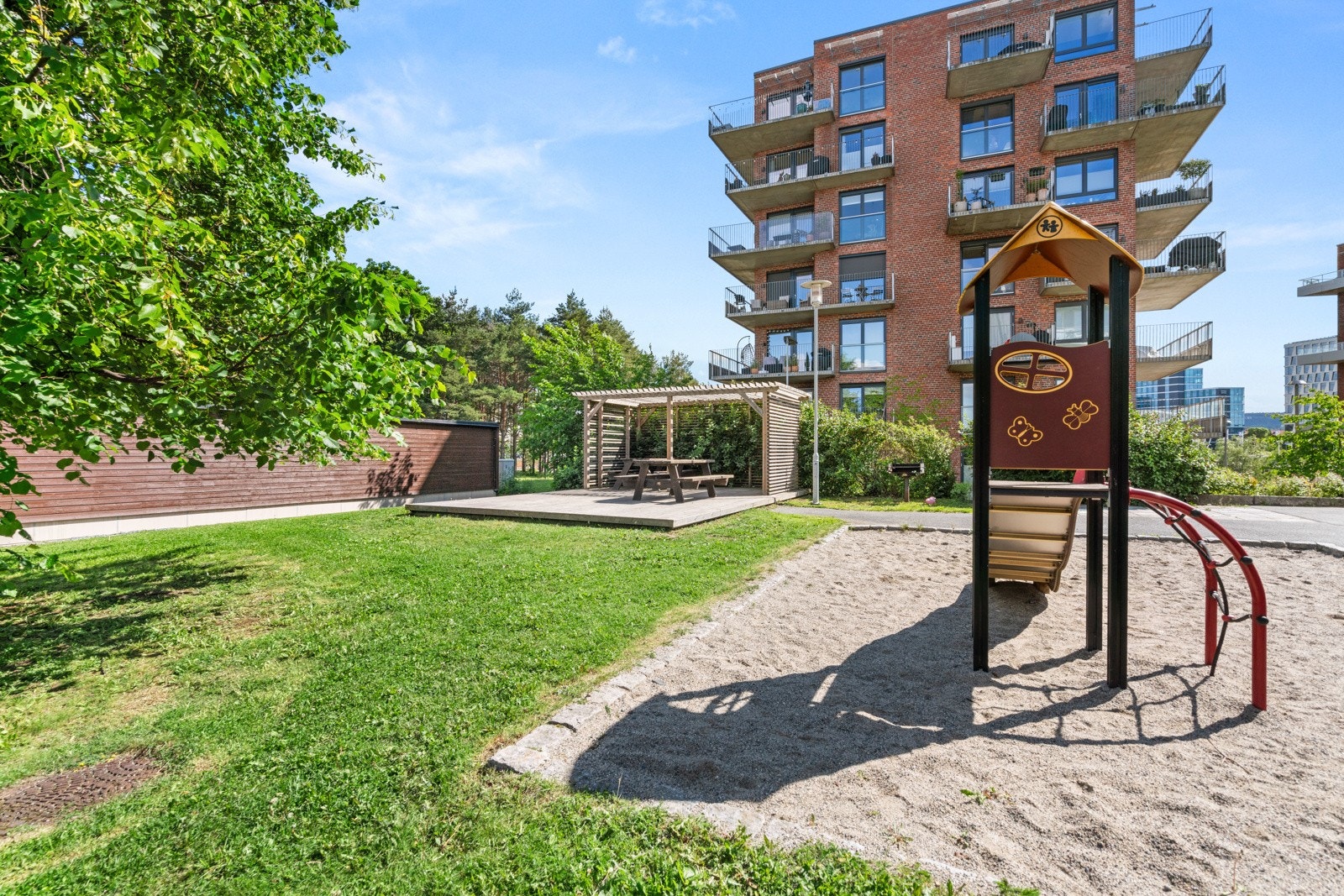 Boligen ligger i et meget barnevennlig område, og har umiddelbar nærhet til tre flotte lekeområder Galleribilde