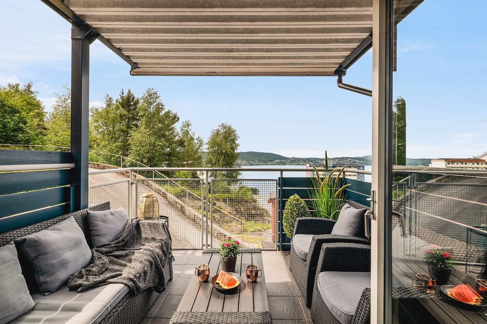 Med utgang fra stuen kommer du til solrik terrasse på 9 m² Galleribilde