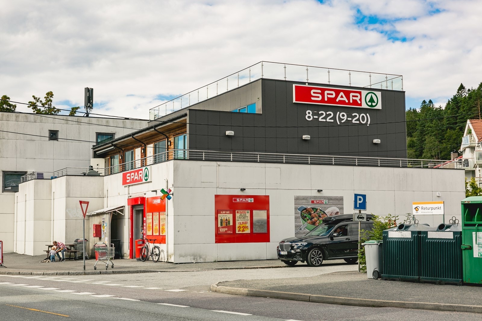 Nærmeste dagligvarebutikk er Coop Extra Helleveien og Spar Eikeviken, begge ligger en 13 - 18 min. gåtur unna Galleribilde