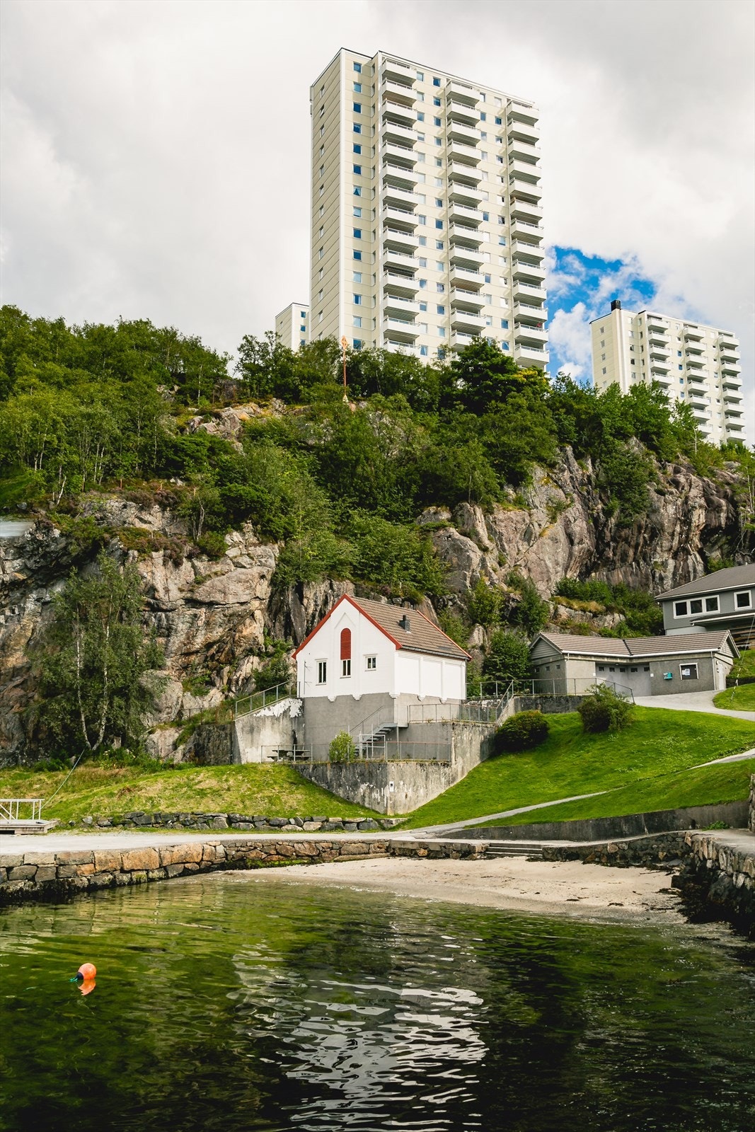 Flotte Helleneset med badeplasser og fiskemuligheter Galleribilde