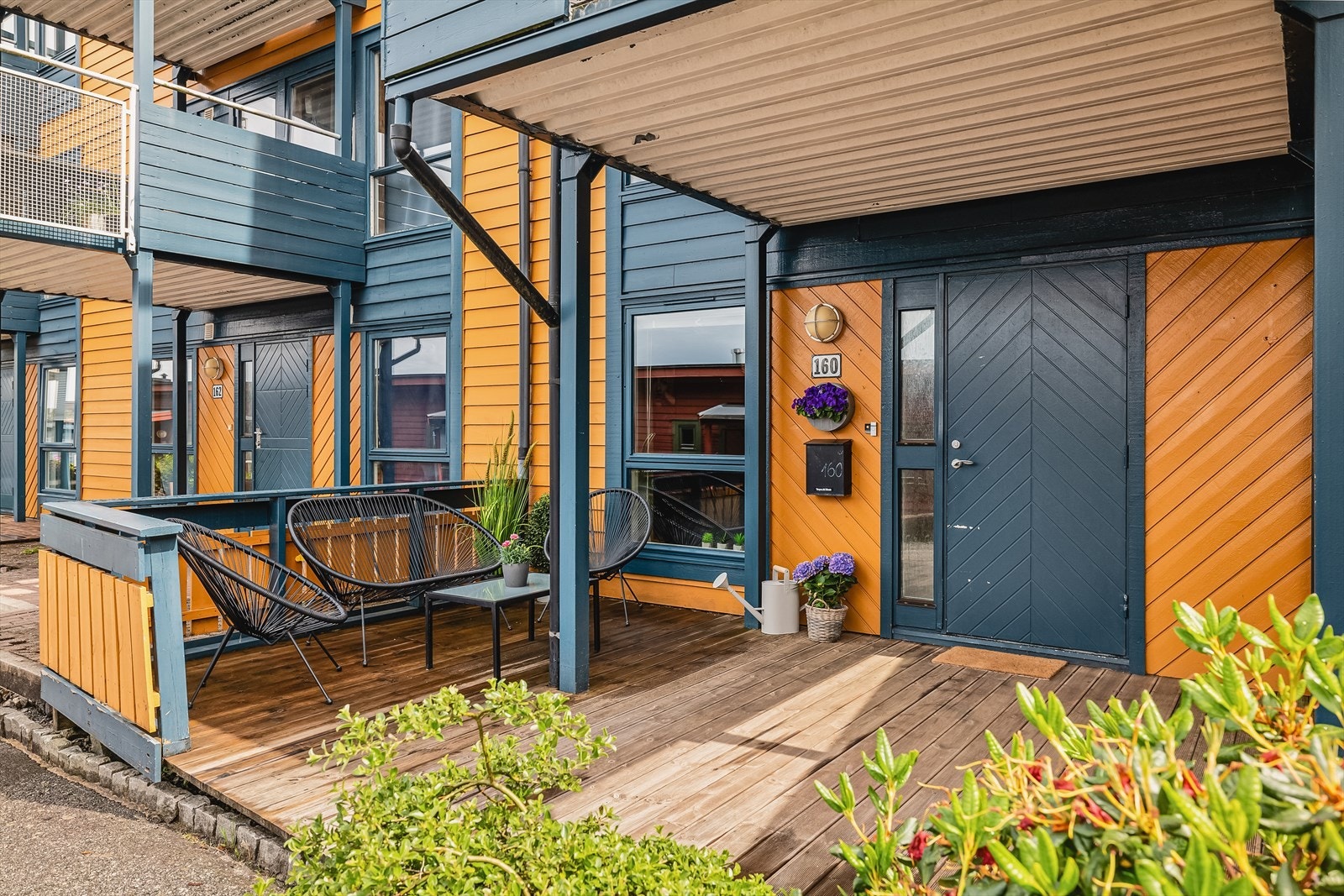Ved inngangspartiet er det terrasse på 19,6m ². Velkommen inn! Galleribilde