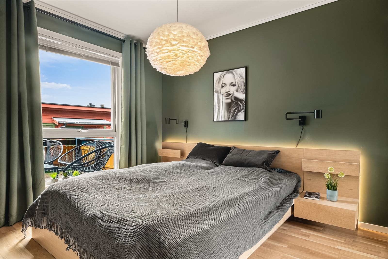 Soverom 1. Lun og behagelig fargekombinasjon på gulv og vegger. Stort vindu som sikrer godt med natulig lysinnslipp Galleribilde