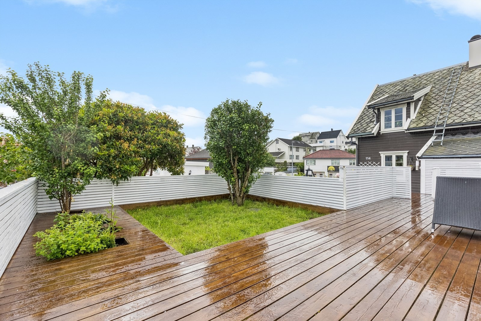 Boligen har utgang til en stor terrasse og en hage i atrium. Galleribilde