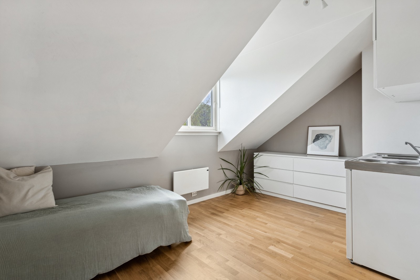 Hybelrom/loftsrom | Godkjent som oppholdsrom | Utleid for 6 000,- pr. mnd. Galleribilde
