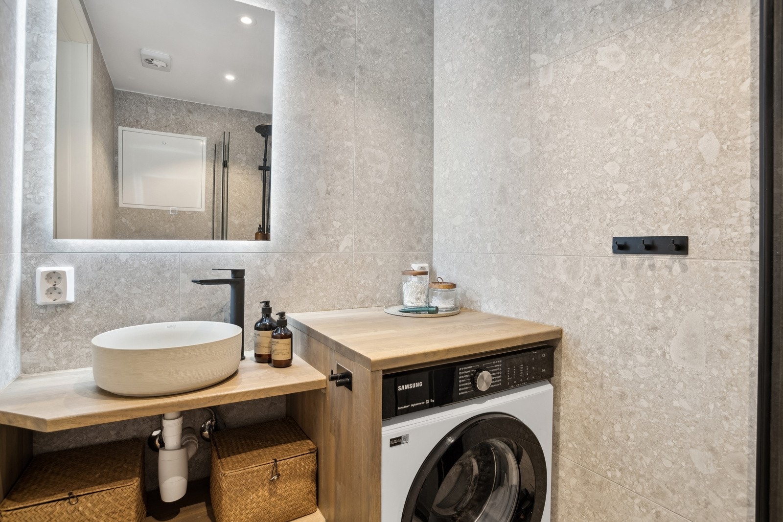 Det ble gjort flere tilvalg da badet ble rehabilitert | Lombardo Bianco 60*60 fliser på gulv og vegger (5*5 mosaikkfliser i nedsenket dusjsone) | Varme i gulv Galleribilde