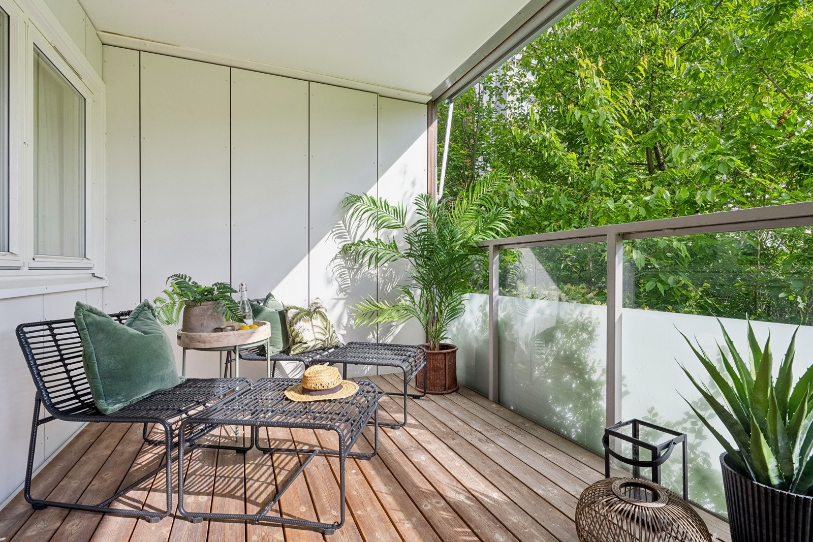 Balkong med plass til flere sittegrupper Galleribilde