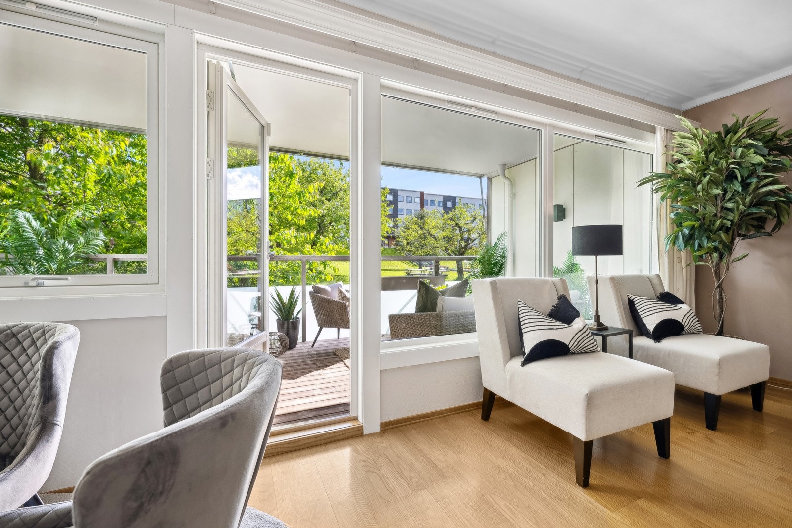 Stue med adkomst til stor balkong Galleribilde