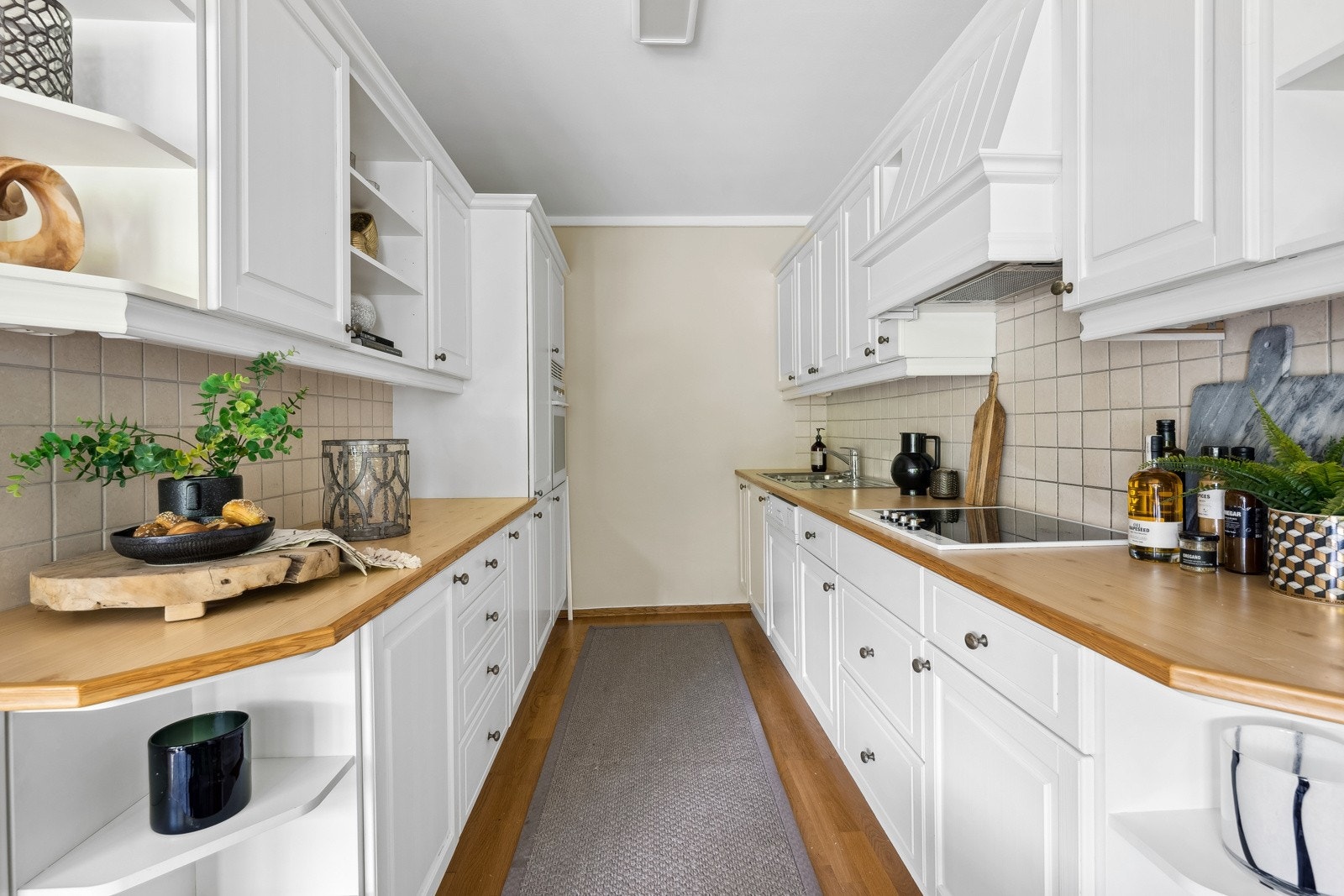 Innredning med profilerte fronter. Benkeplate av tre Galleribilde