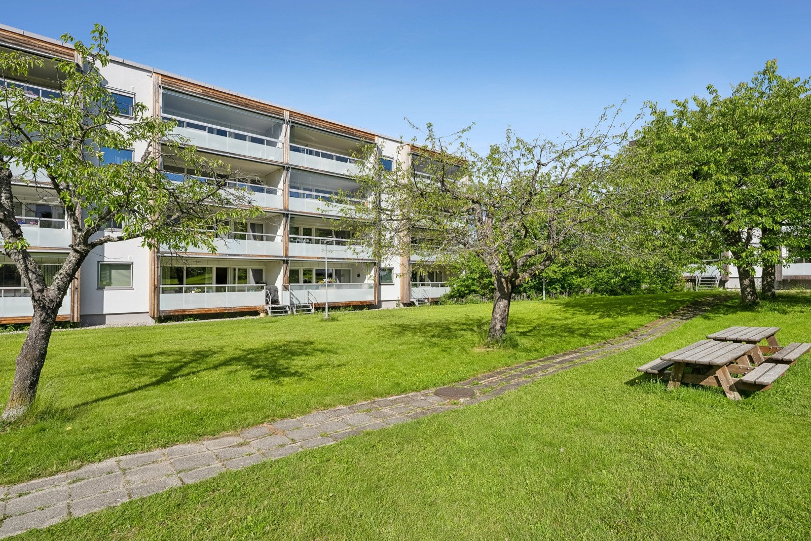 Meget barnevennlig med flere lekeplasser, sittegrupper mm Galleribilde