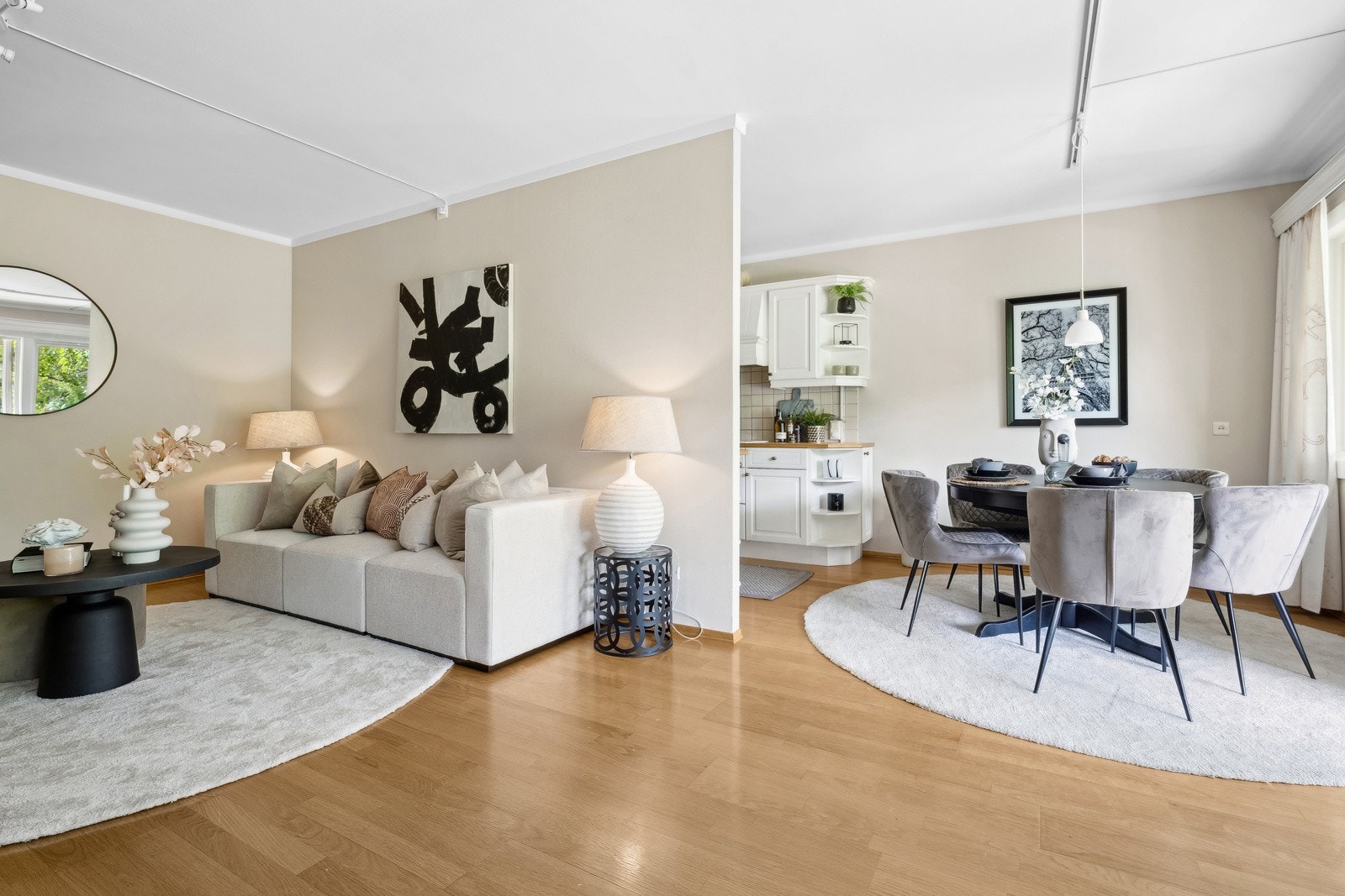 Stue og kjøkken i delvis åpen løsning Galleribilde