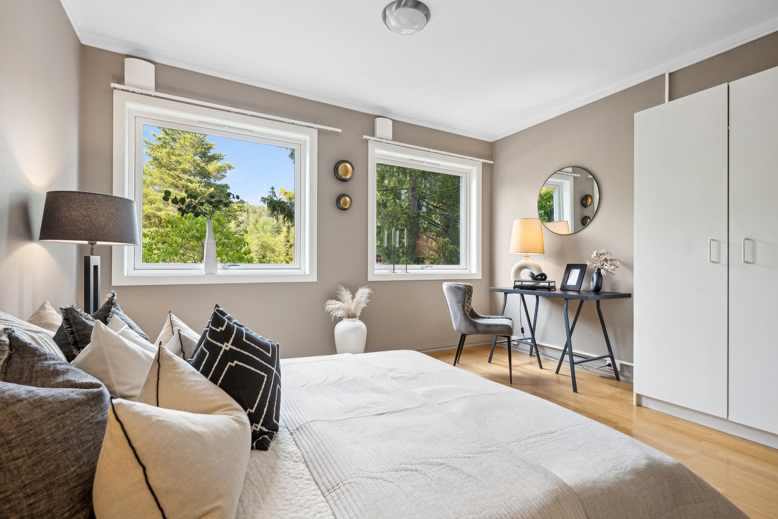 Stort og lyst soverom med garderobeskap. Galleribilde