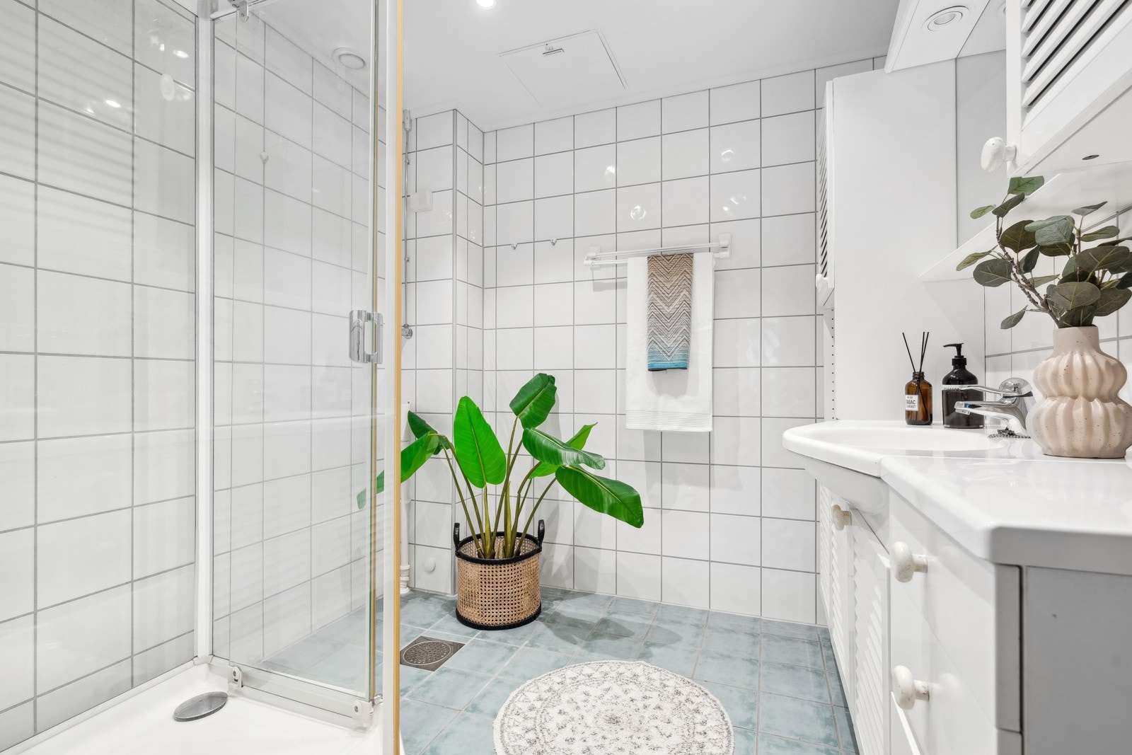 Flislagt bad med gulvvarme fra 2003. Nedsenket himling med downlights Galleribilde