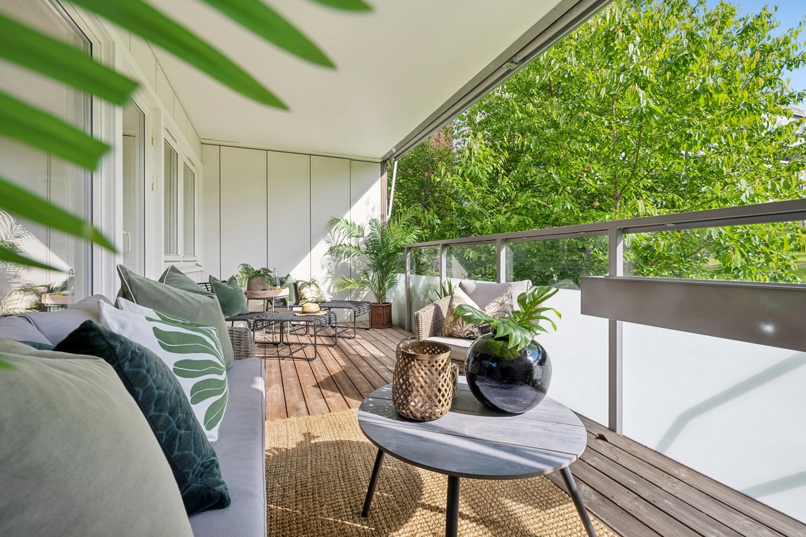 Balkong på 15 kvm belagt med terrassebord Galleribilde