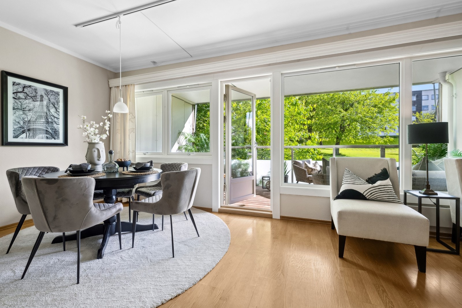 Stue med god plass til spisebord og sofagruppe Galleribilde