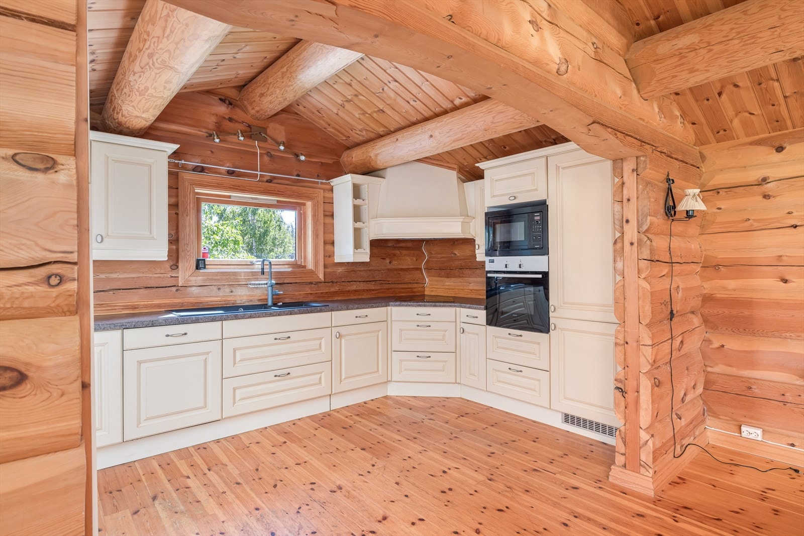 Kjøkkenet har integrerte hvitevarer og godt med skap- og benkeplass. Galleribilde