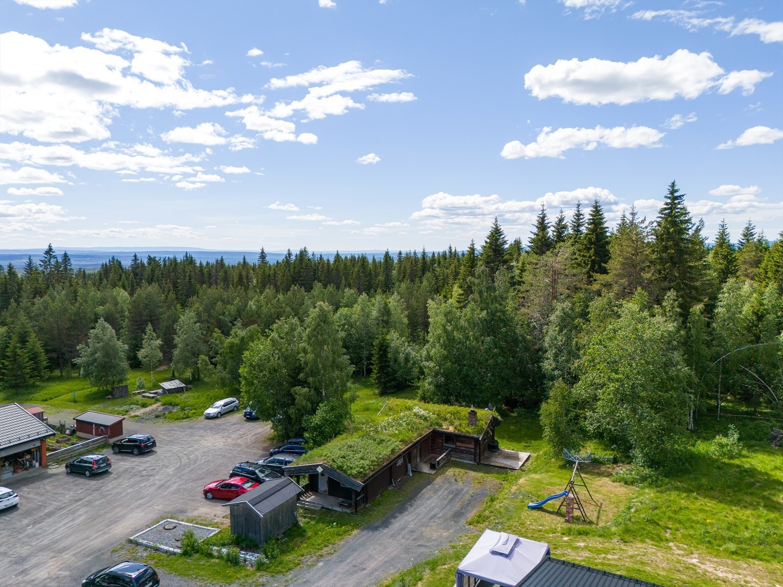 Eiendommen ligger ca. 2 km fra Sørskogbygda sentrum. Galleribilde