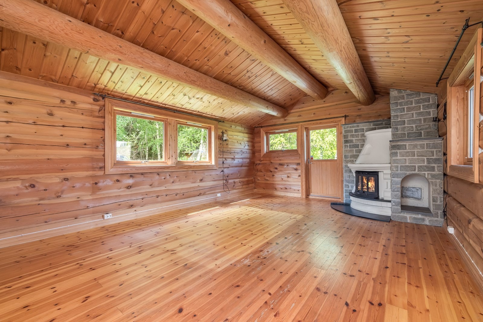 Romslig stue med god plass til sofagruppe og spisestue. Galleribilde