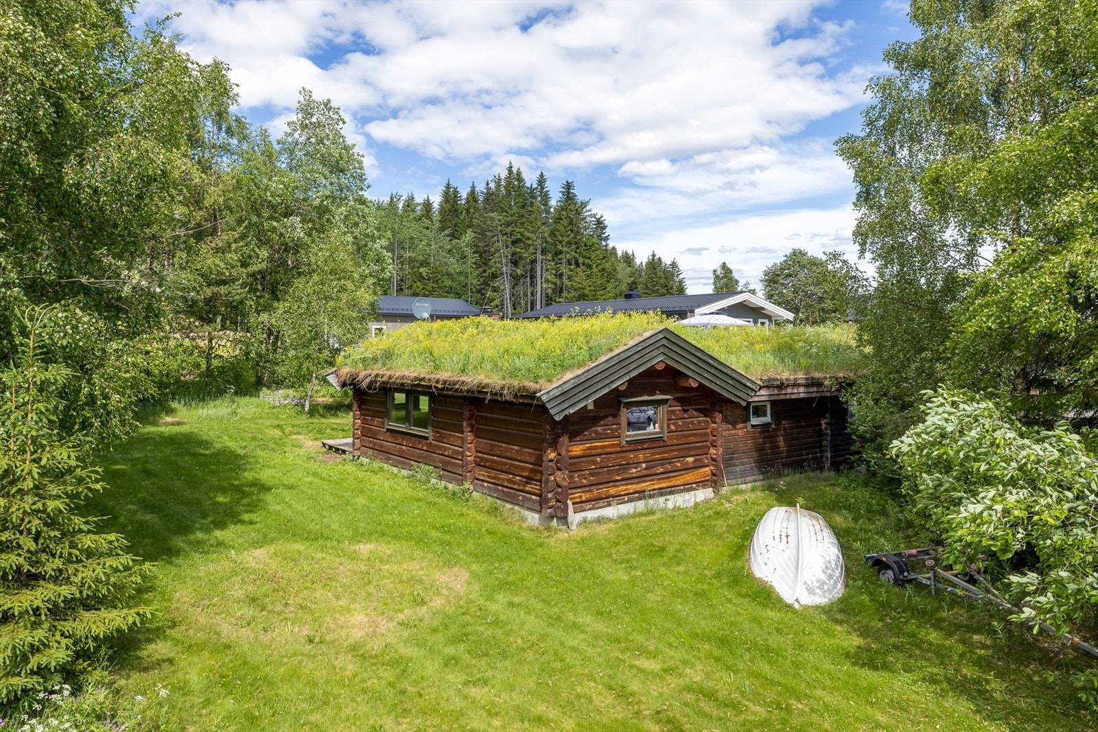 Romslig, solrik tomt. Galleribilde