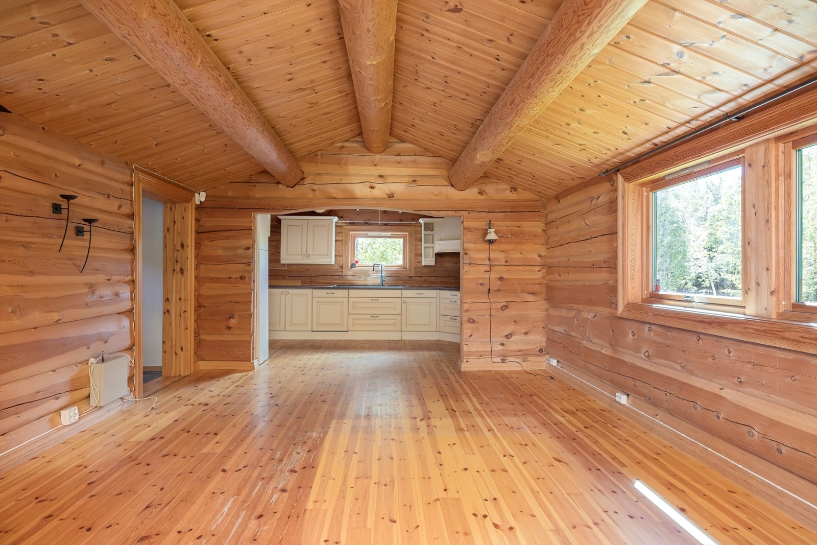 Dels åpen løsning til kjøkkenet fra stue. Galleribilde