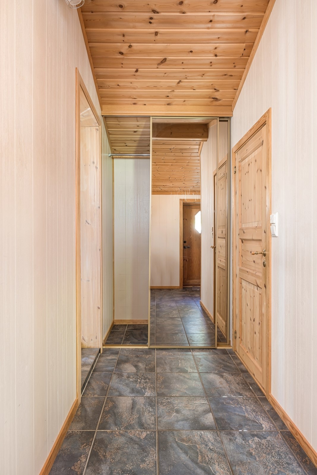 Praktisk skyvedørsgarderobe i gangen. Galleribilde