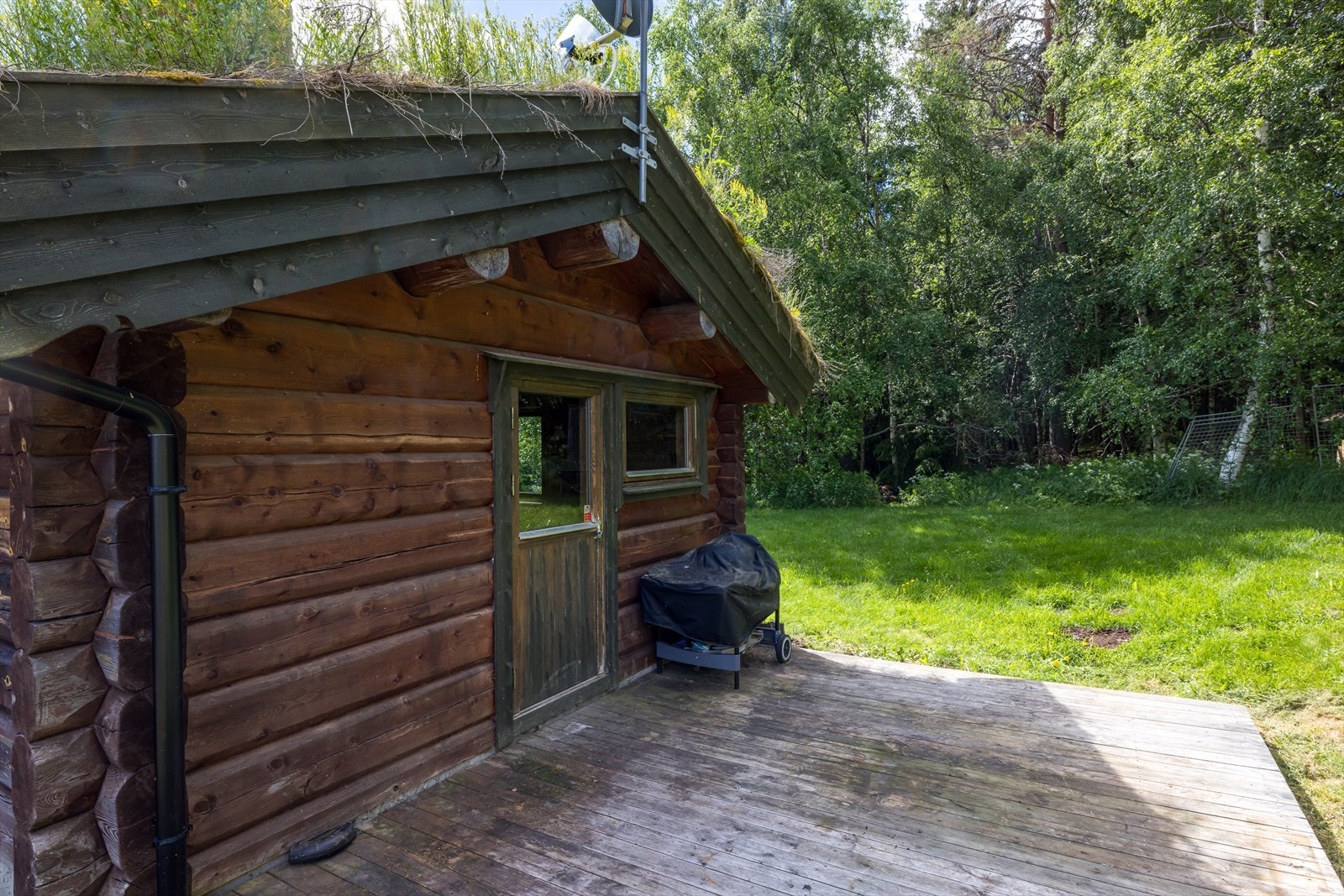 Eneboligen ligger tett på naturen. Galleribilde