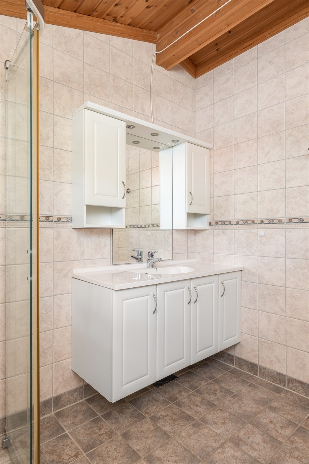 Varmekabler i gulvet på badet. Galleribilde