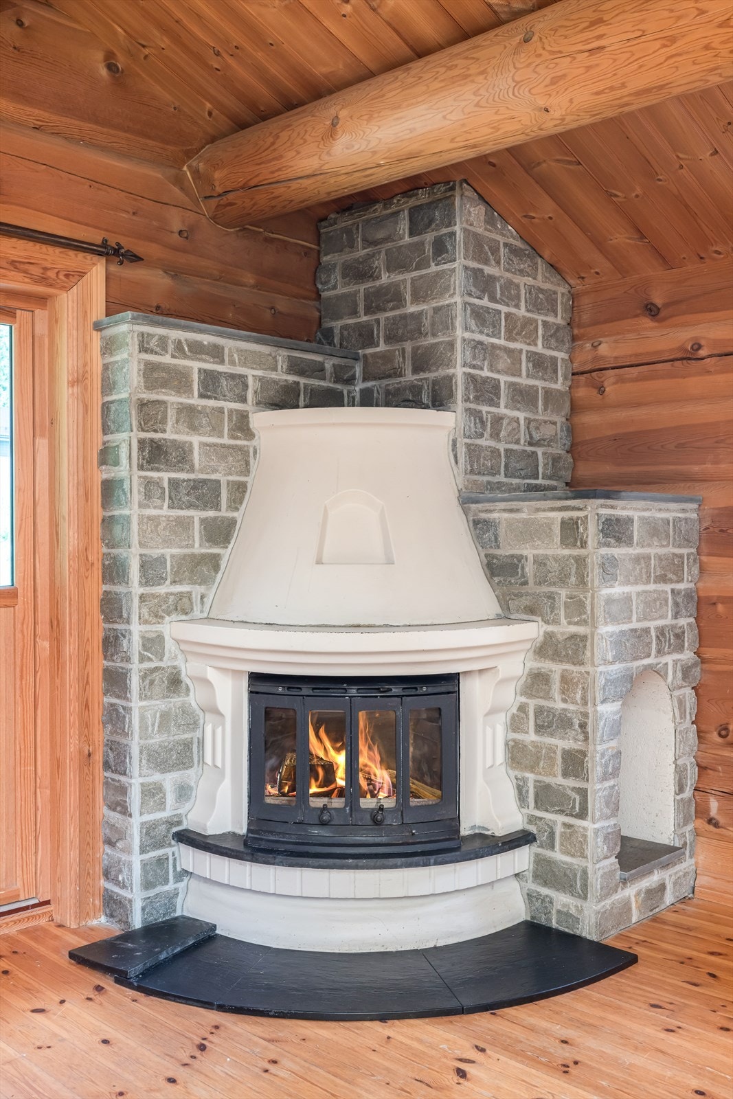 Oppvarming med vedfyring i stuen. Galleribilde