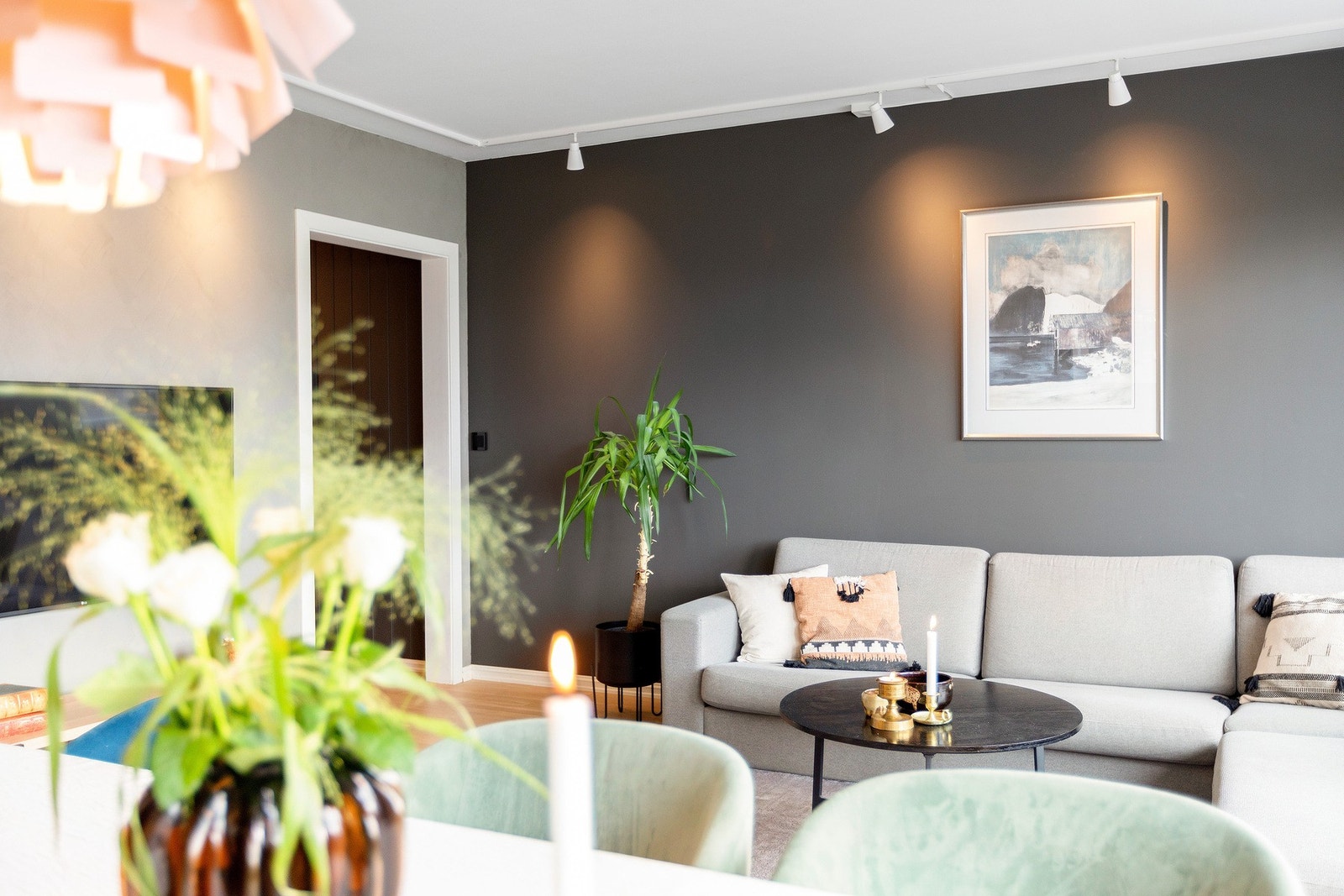 Felleskostnadene er på 6 080,- kr og dekker renter, avdrag, drift, parkering, renhold, og tv/internett. Galleribilde