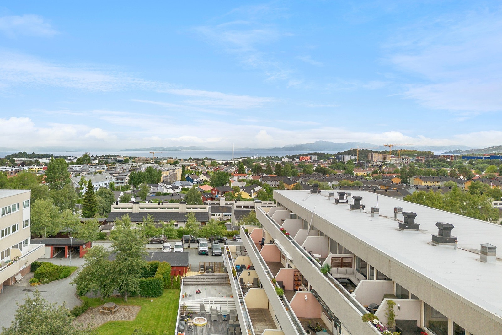 Veldrevet borettslag som er et av de største i Trondheim. Lett adgang til hyppige bussavganger fra Tyholtveien. Galleribilde