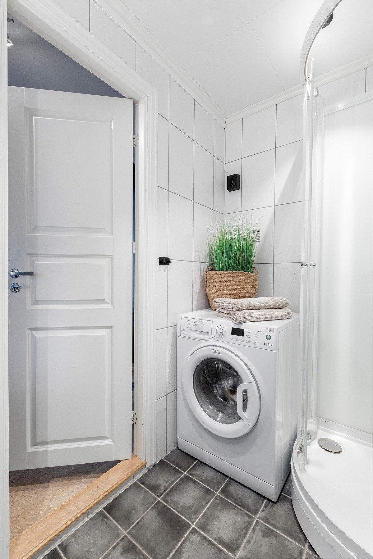 Badet er sist oppgradert i 2008 og det er skiftet kran, vask, og dusjkabinett i 2020. Galleribilde